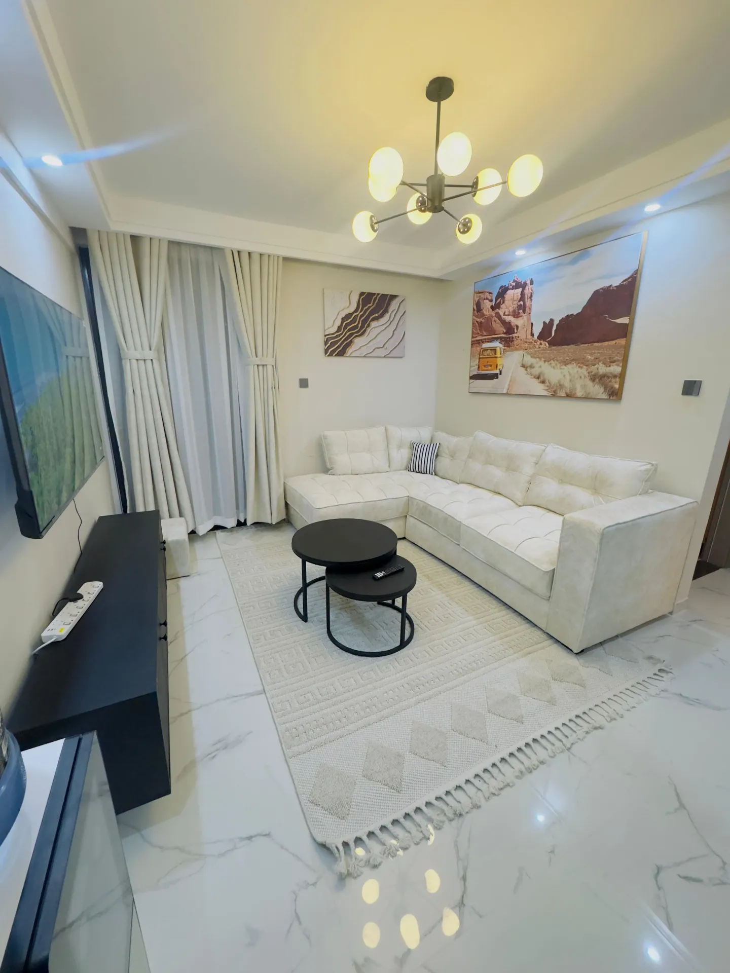 CORNER-VIEW APARTMENT